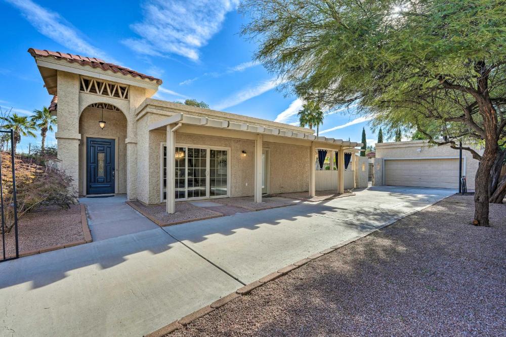 Near Golf! Snowbird Poolside Escape in Scottsdale